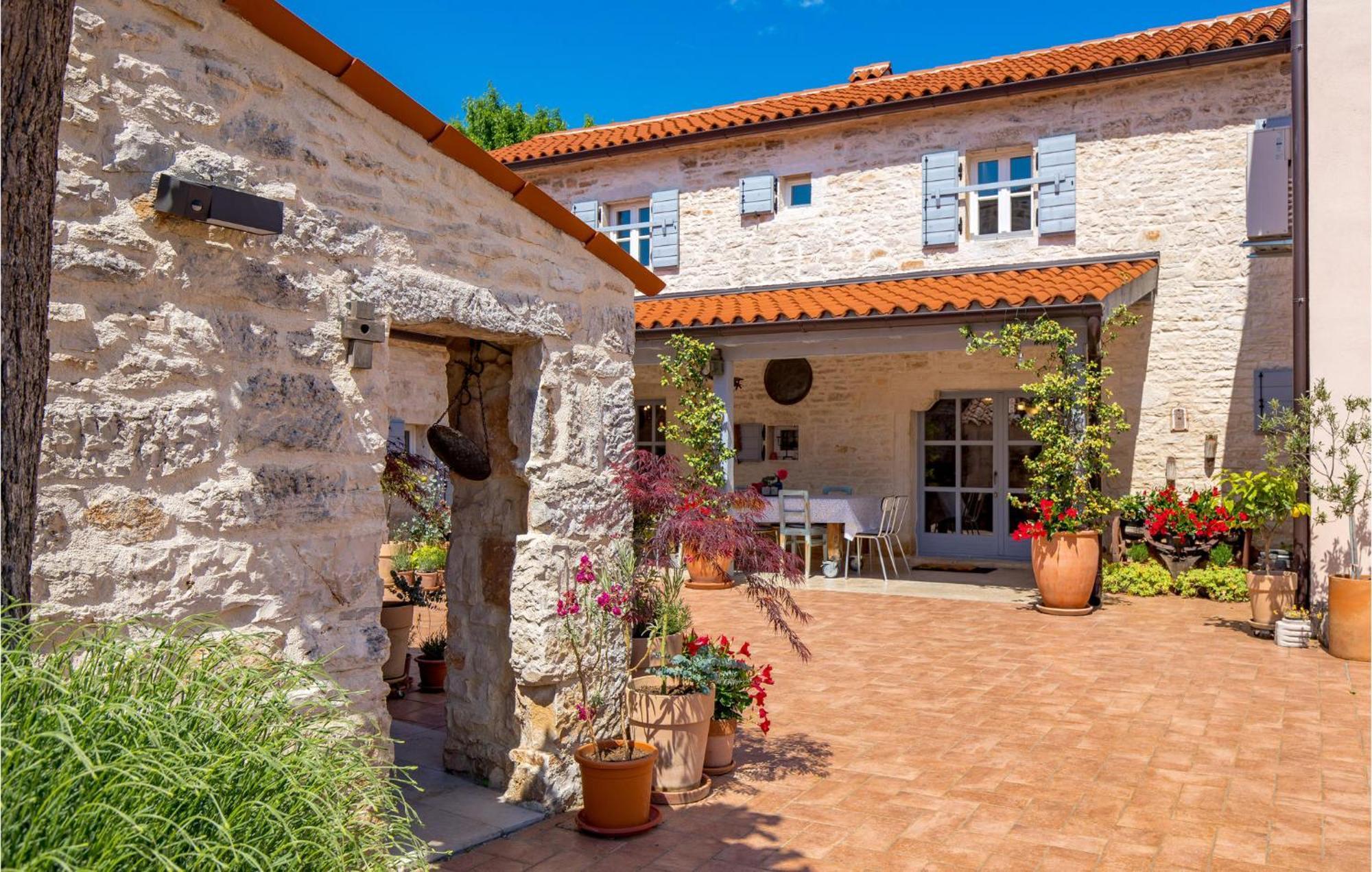 Amazing Home In Foli With Kitchen Kültér fotó
