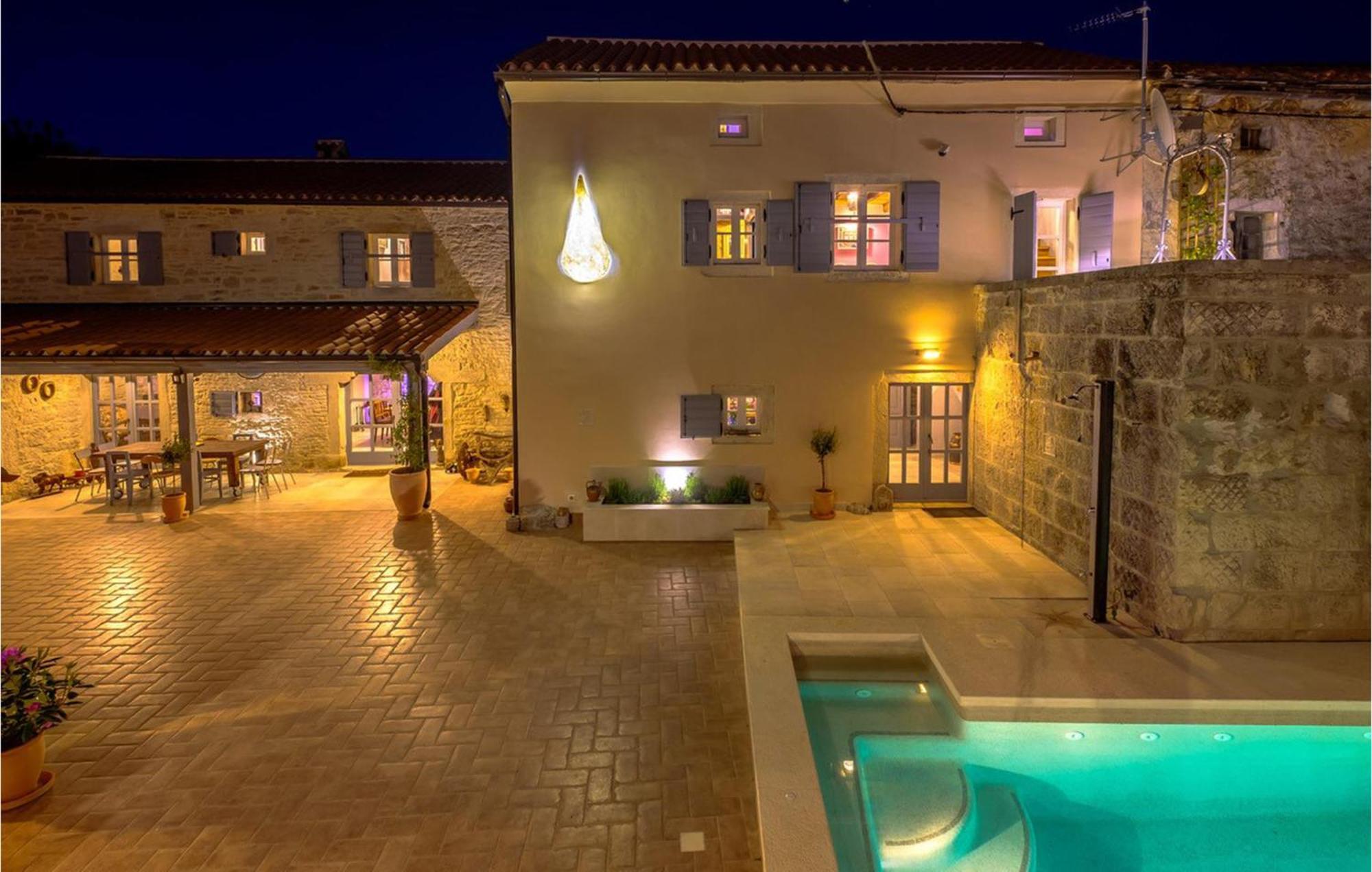 Amazing Home In Foli With Kitchen Kültér fotó