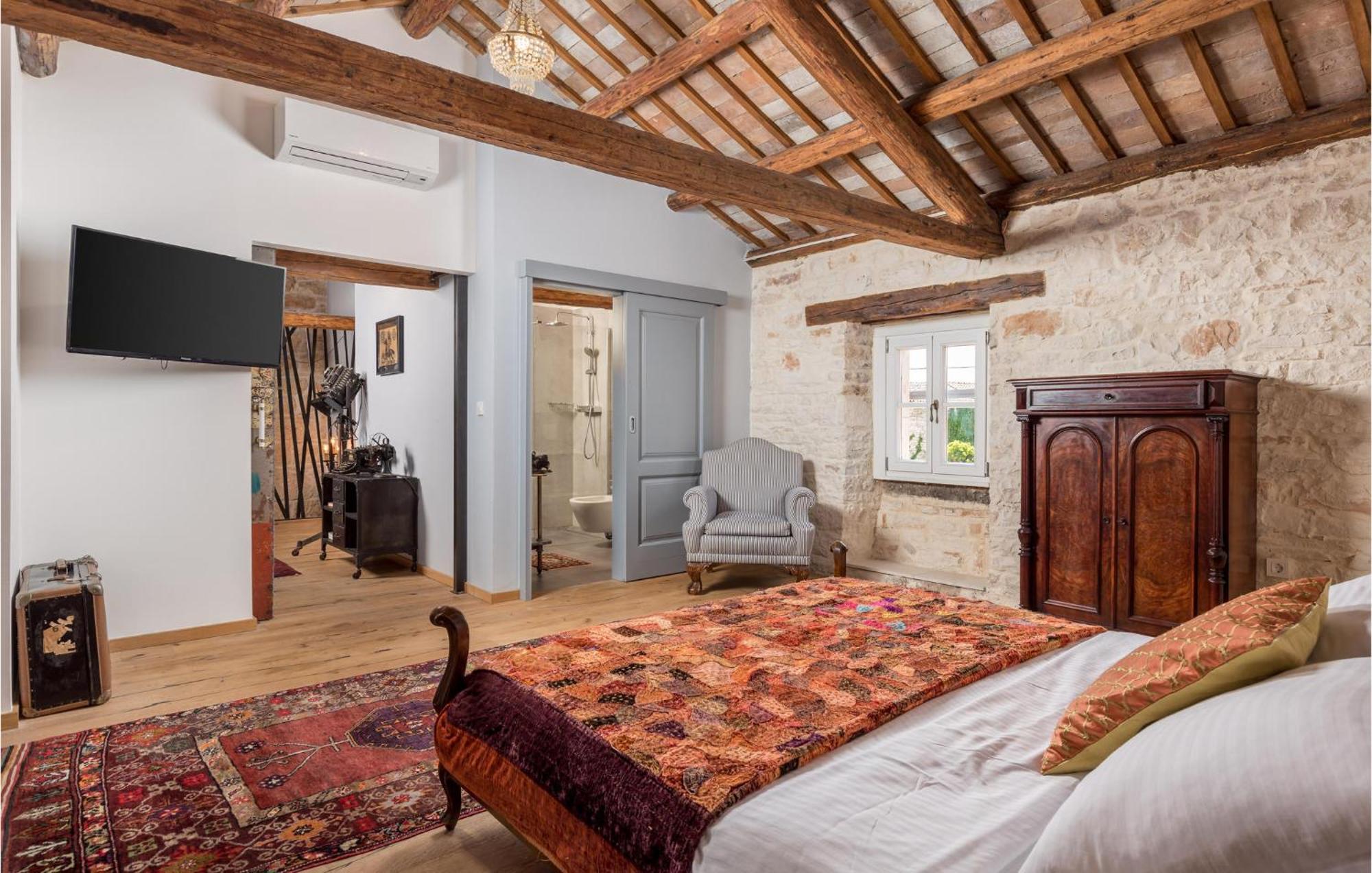 Amazing Home In Foli With Kitchen Kültér fotó